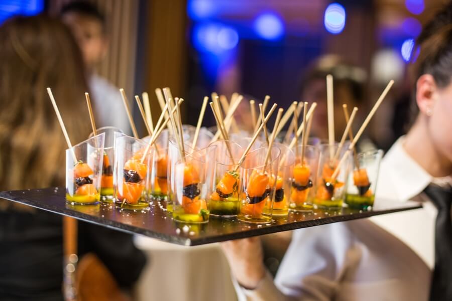 Salón de la recepción decorado para la fiesta